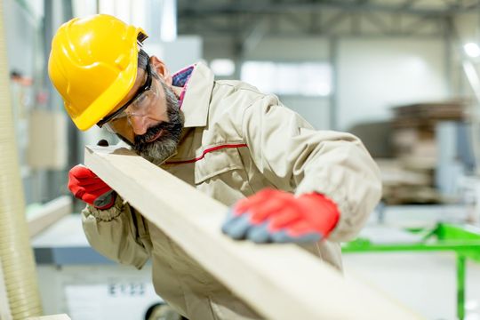 constructor midiendo viga de madera